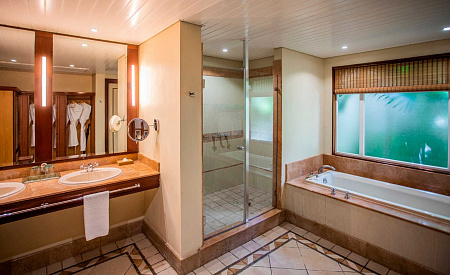 Paradis Beachcomber Golf Resort & Spa